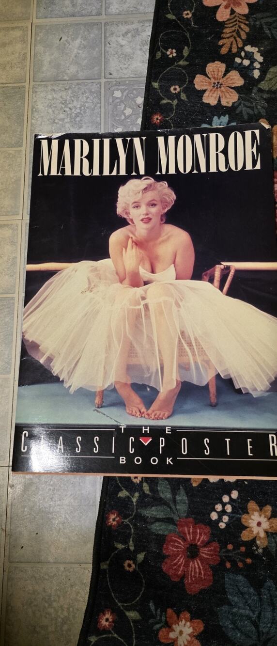 Marilyn Monroe The Classic Poster Book 17" x 12" (1990 Pyramid Books)